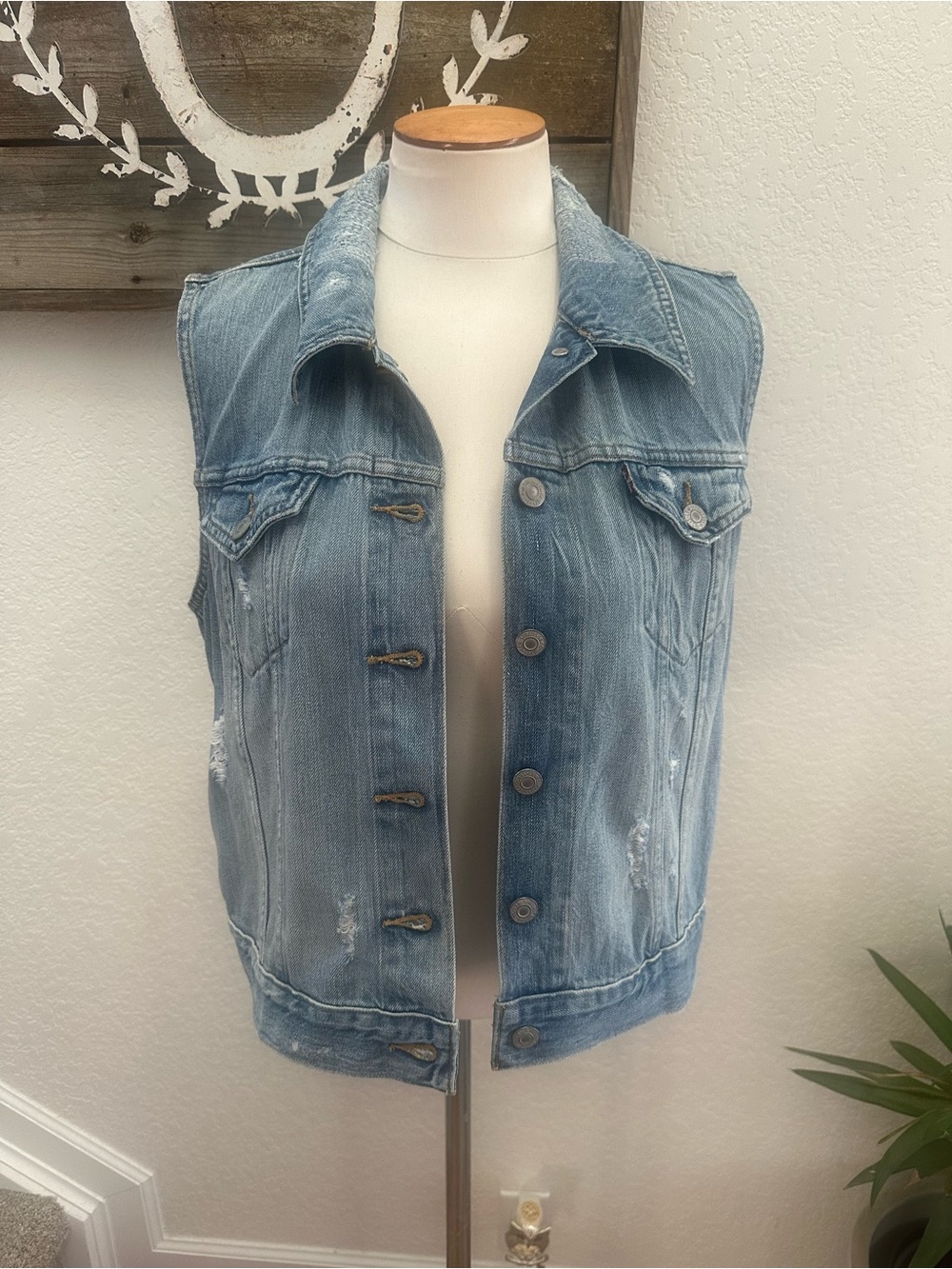 Levi’s distressed denim jean jacket vest ladies size large